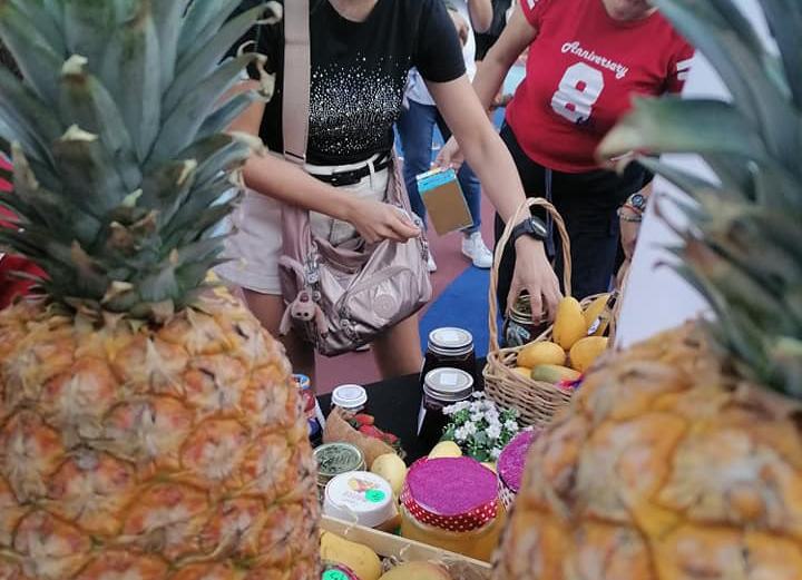Selling Pineapples